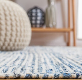 Safavieh Kilim KLM310L Blue / Ivory Area Rug Detail