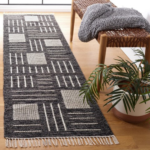 Safavieh Kilim KLM326Z Black / Ivory Area Rug Room Scene Feature