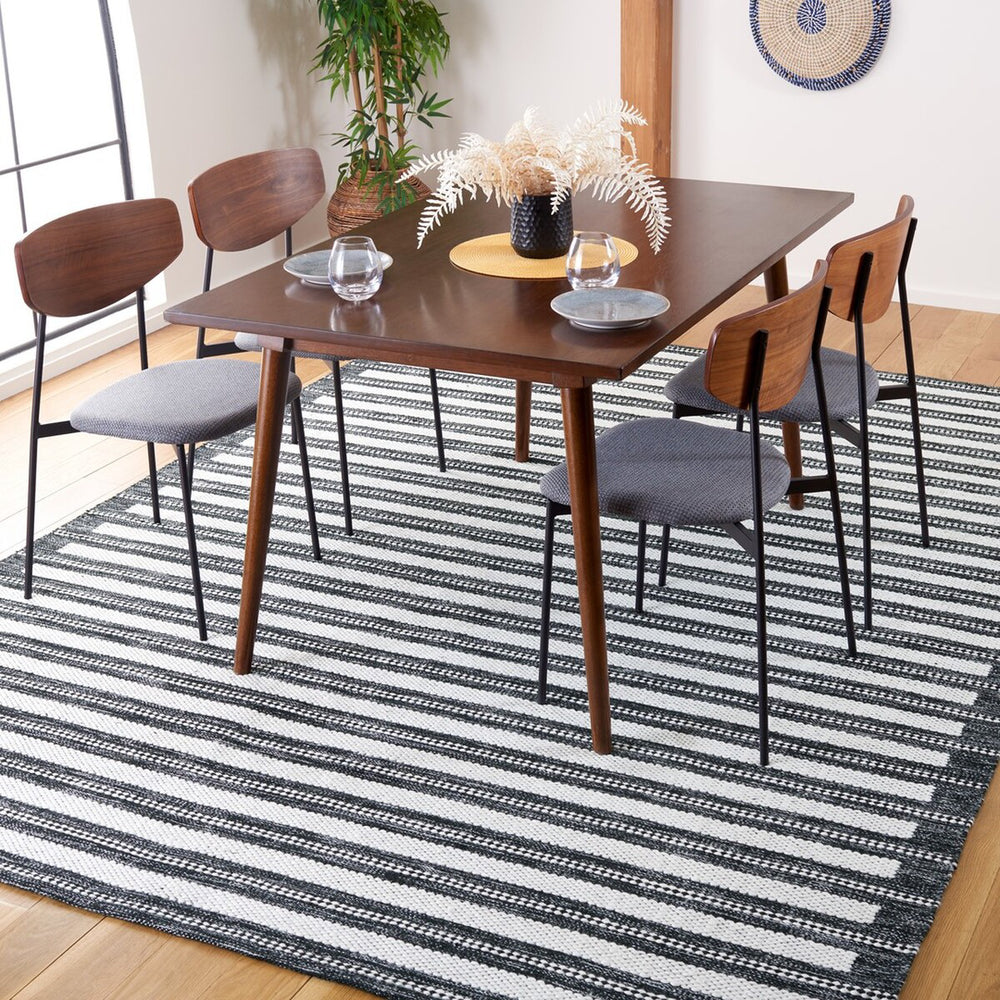 Safavieh Kilim KLM441Z Black / Ivory Area Rug Room Scene Feature