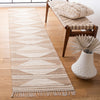 Safavieh Kilim KLM451A Natural / Ivory Area Rug Room Scene Feature