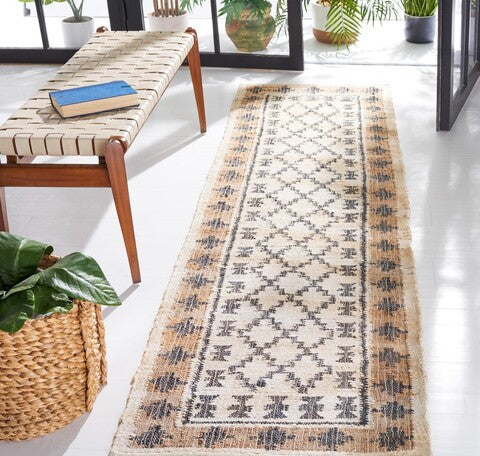 Safavieh Kilim KLM755A Ivory / Grey Area Rug Room Scene Feature