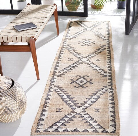 Safavieh Kilim KLM761F Grey / Black Area Rug Room Scene Feature