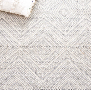 Safavieh Kilim KLM767F Light Grey / Ivory Area Rug Detail