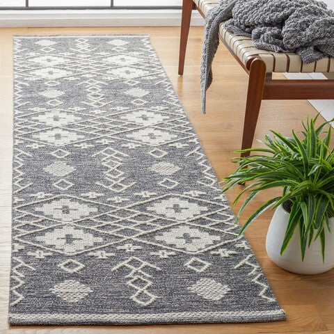 Safavieh Kilim KLM851H Charcoal / Ivory Area Rug Room Scene Feature