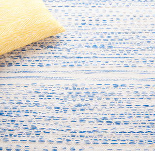 Safavieh Kilim KLM954M Ivory / Blue Area Rug Detail