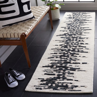 Safavieh Metro MET175Z Black / Ivory Area Rug Room Scene