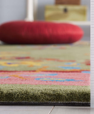 Safavieh Metro MET725Y Green / Pink Area Rug Detail