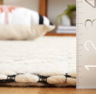 Safavieh Marbella MRB455Z Black / Ivory Area Rug Detail