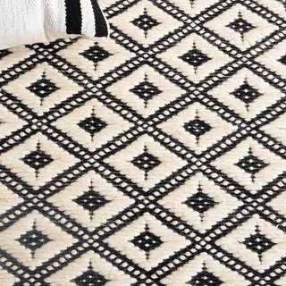 Safavieh Marbella MRB455Z Black / Ivory Area Rug Detail