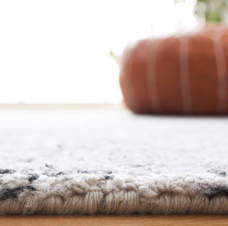 Safavieh Marquee MRQ123F Grey / Ivory Area Rug Detail