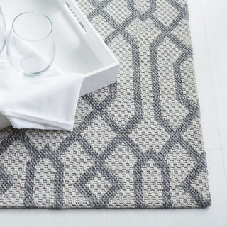 Safavieh Martha Stewart MSR421 Silver / Grey Area Rug Detail