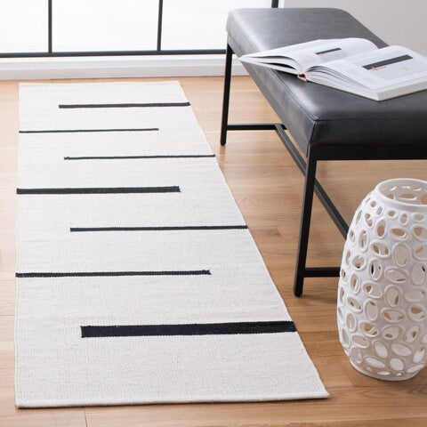 Safavieh Montauk MTK311A Ivory / Black Area Rug Room Scene Feature