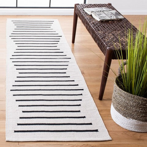 Safavieh Montauk MTK313A Ivory / Black Area Rug Room Scene Feature