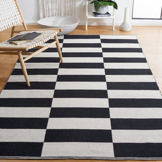 Safavieh Montauk MTK705Z Black / Ivory Area Rug Room Scene