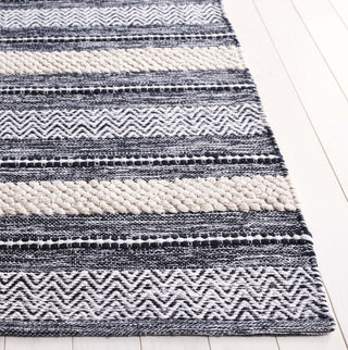 Safavieh Montauk MTK976Z Black / Ivory Area Rug Detail