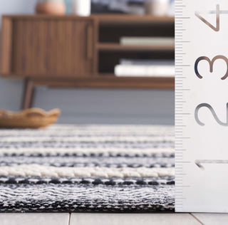 Safavieh Montauk MTK976Z Black / Ivory Area Rug Detail