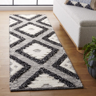 Safavieh Natura NAT203A Black / Ivory Area Rug Room Scene