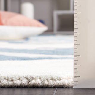 Safavieh Rodeo Drive RD405N Ivory / Navy Area Rug Detail