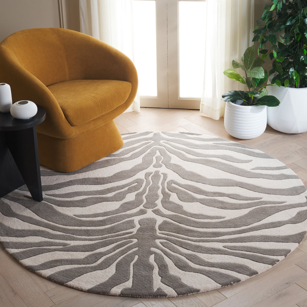 Safavieh Soho SOH975F Ivory / Grey Area Rug Room Scene Feature