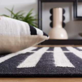 Safavieh Striped Kilim STK806B Beige / Black Area Rug Detail