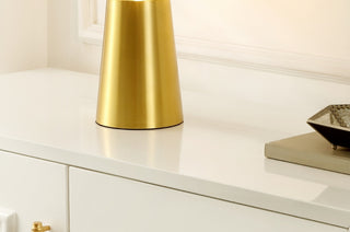 Safavieh Vassar TBL4517A Brass / Clear Lamp Room Scene On Feature