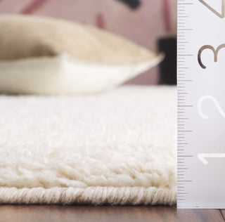 Safavieh Vermont VRM215A Ivory / Beige Area Rug Detail