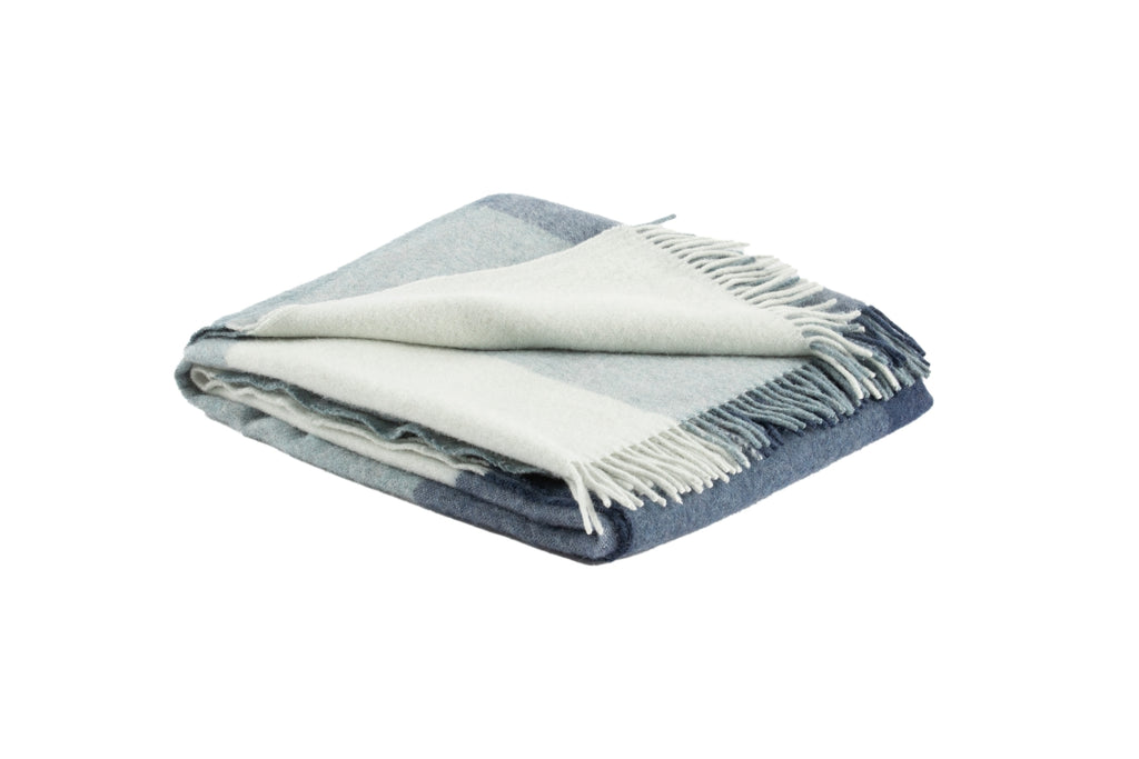 Auskin Alpaca Hattavik Blue/White Throw main image