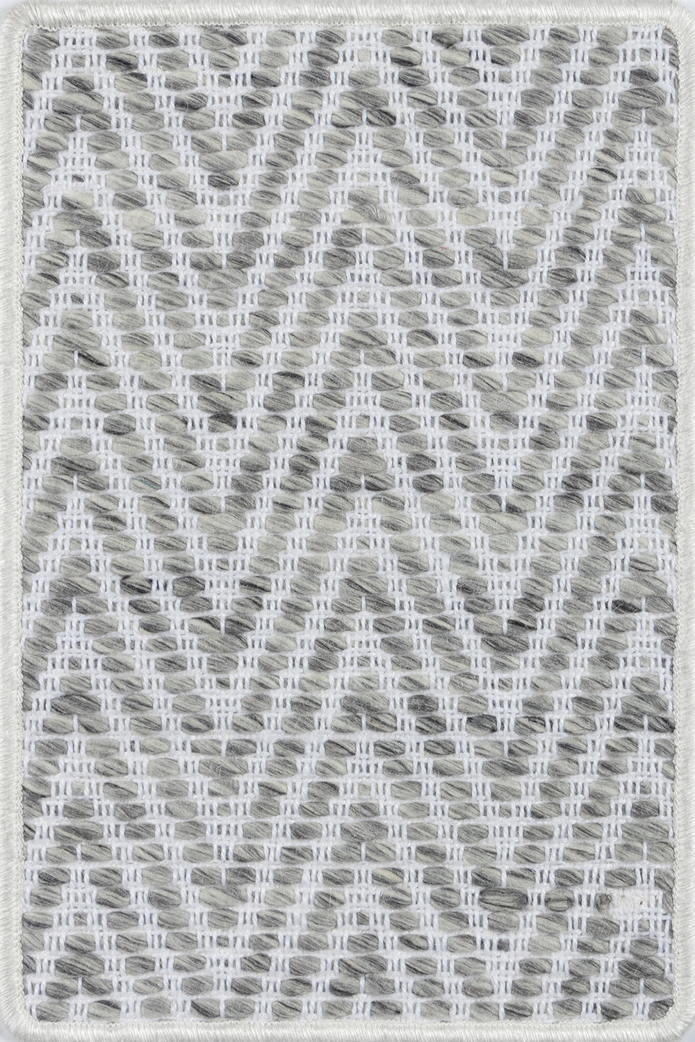 Momeni Chevron Che-B Silver Area Rug by Broadloom