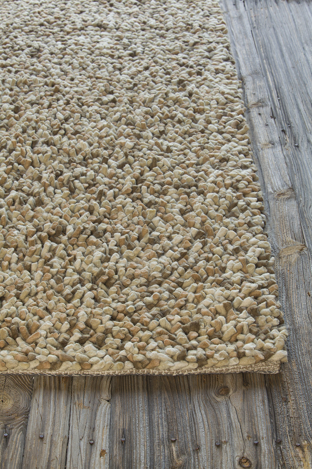 Chandra Gems GEM-9603 Area Rug Corner Shot Feature