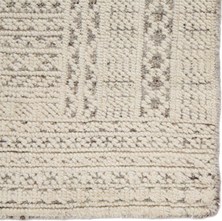 Jaipur Living Reign Jadene REI07 White/Light Gray Area Rug Corner Close Up Image