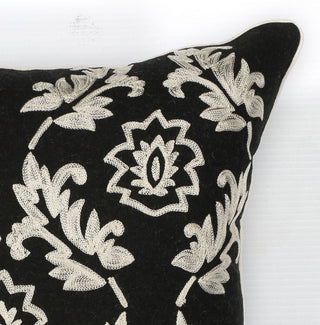 KAS Pillow L118 Black/White Finesse Round Image