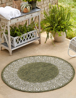 Unique Loom Outdoor Border T-KZOD1 Green Area Rug Round Lifestyle Image