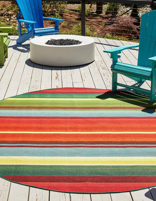 Unique Loom Outdoor Modern OWE-EDEN-194 Multi Area Rug Round Lifestyle Image