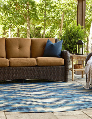 Unique Loom Outdoor Modern OWE-EDEN-4 Blue Area Rug Round Lifestyle Image