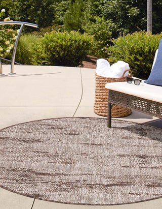 Unique Loom Outdoor Modern T-KZOD21 Brown Area Rug Round Lifestyle Image