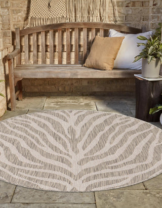 Unique Loom Outdoor Safari T-KZOD25 Gray Area Rug Round Lifestyle Image