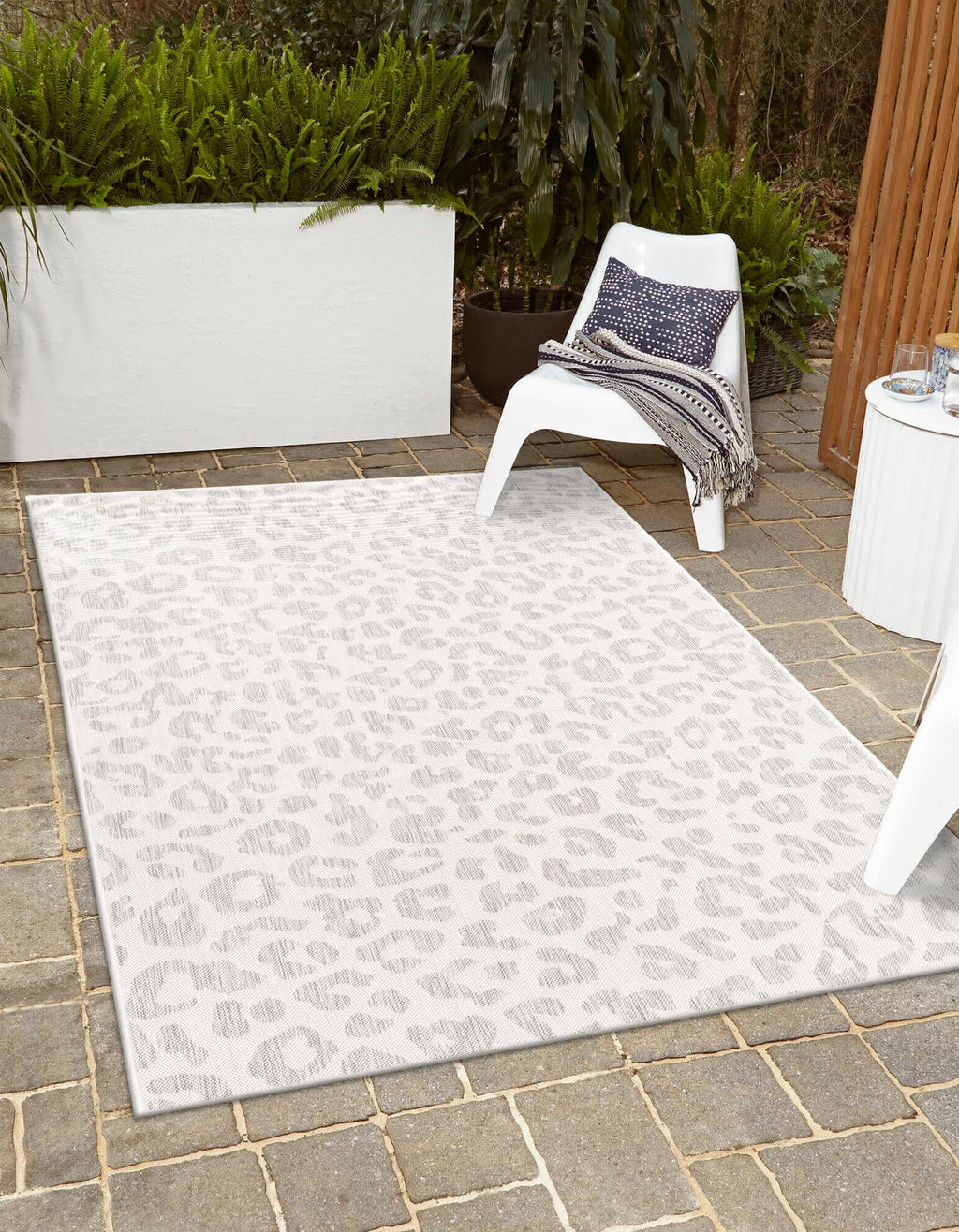 Unique Loom Outdoor Safari T-KZOD6 Ivory Gray Area Rug Rectangle Lifestyle Image Feature