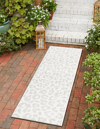 Unique Loom Outdoor Safari T-KZOD6 Ivory Gray Area Rug Runner Lifestyle Image