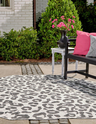 Unique Loom Outdoor Safari T-KZOD6 Light Gray Area Rug Octagon Lifestyle Image