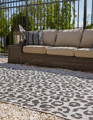 Unique Loom Outdoor Safari T-KZOD6 Light Gray Area Rug Rectangle Lifestyle Image