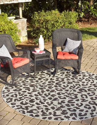 Unique Loom Outdoor Safari T-KZOD6 Light Gray Area Rug Round Lifestyle Image