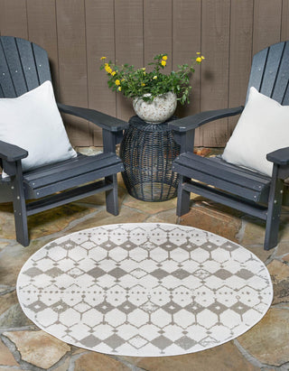 Unique Loom Outdoor Trellis OWE-OTRS3 Ivory and Gray Area Rug Round Lifestyle Image