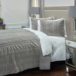 Rizzy BQ4172 Mr Grey Taupe Bedding Lifestyle Image