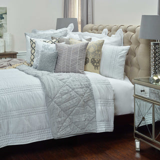 Rizzy BQ4175 London White Bedding Lifestyle Image