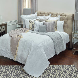 Rizzy BQ4175 London White Bedding Lifestyle Image