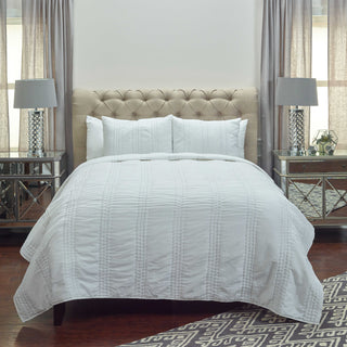 Rizzy BQ4175 London White Bedding Lifestyle Image