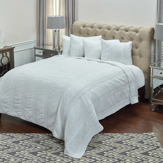 Rizzy BQ4175 London White Bedding Lifestyle Image