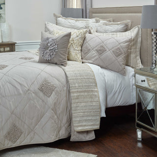 Rizzy BQ4196 Eva Rust Bedding Lifestyle Image