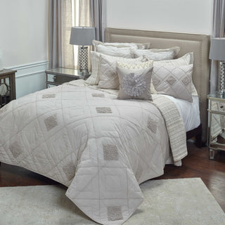 Rizzy BQ4196 Eva Rust Bedding Lifestyle Image