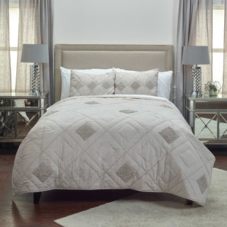 Rizzy BQ4196 Eva Rust Bedding Lifestyle Image